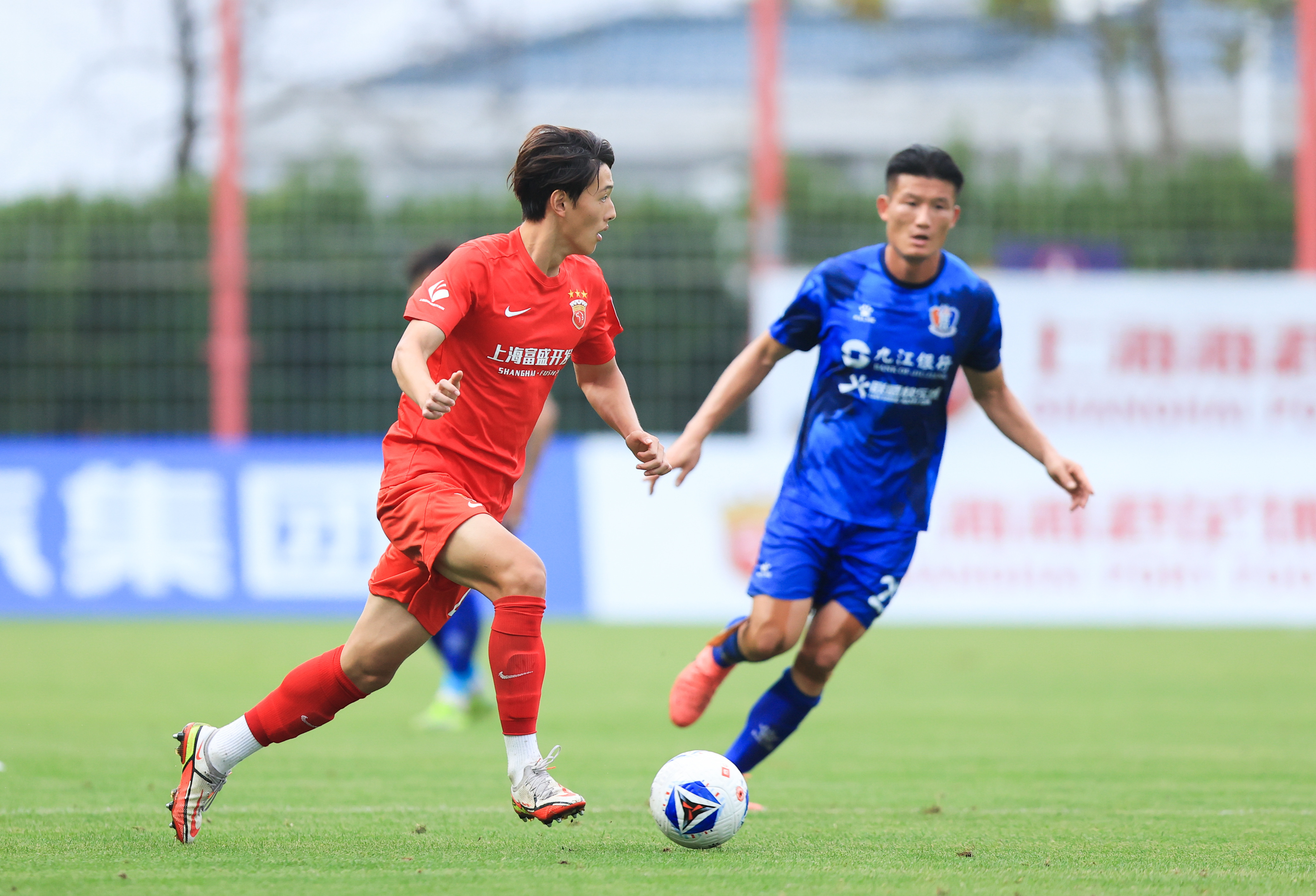 上海久事训练开放日，转会期豪取连胜引欢呼，中超在即，身体对抗强度拉满