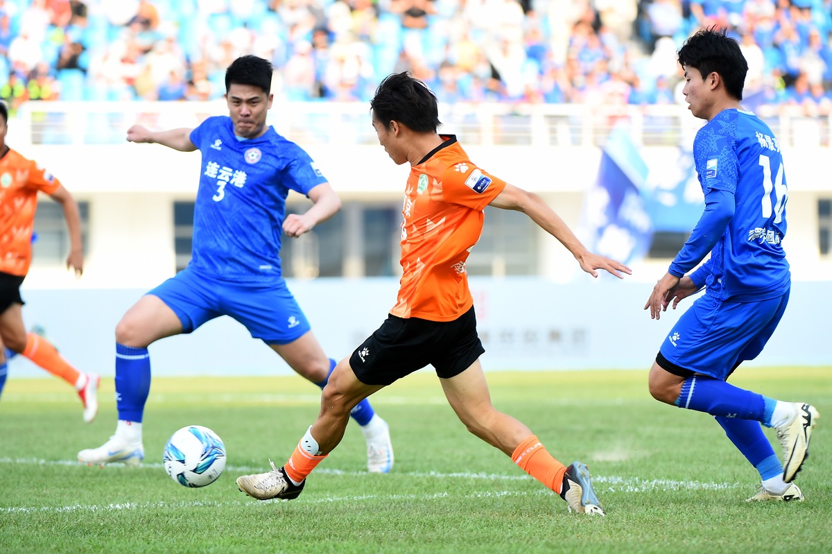 上海久事训练开放日，转会期豪取连胜引欢呼，中超在即，身体对抗强度拉满